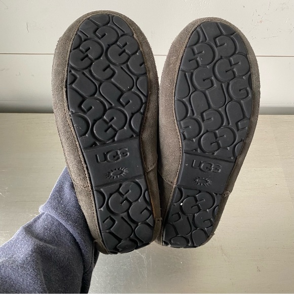 grey men’s ugg slippers - Picture 3 of 4